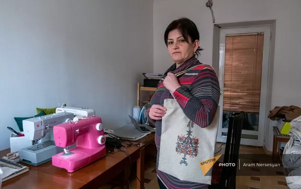 Вынужденно переехавшая из Карабаха в Ереван Рузанна с сумкой бренда Лорик Вынужденно переехавшая из Карабаха в Ереван Рузанна с сумкой бренда Лорик - Sputnik Армения