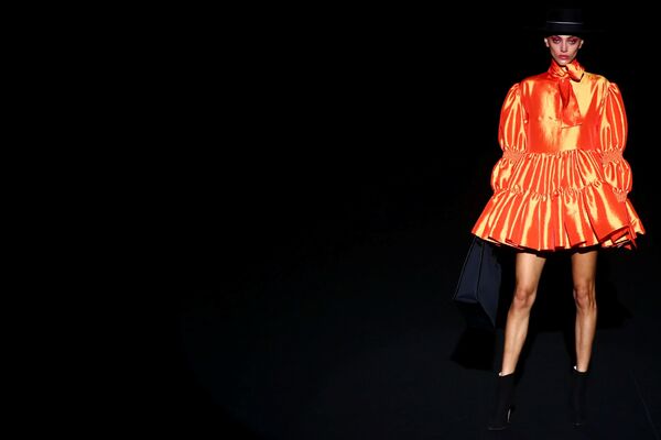Модель в наряде от Fernando Claro на Mercedes Benz Fashion Week в Мадриде - Sputnik Армения