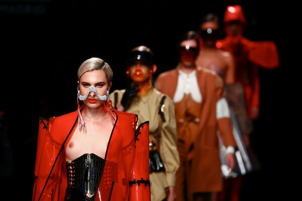 Модели в нарядах от Maya Hansen на Mercedes Benz Fashion Week в Мадриде - Sputnik Армения