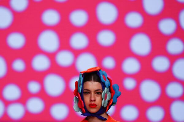 Модель в наряде от Agatha Ruiz de la Prada на Mercedes Benz Fashion Week в Мадриде - Sputnik Армения