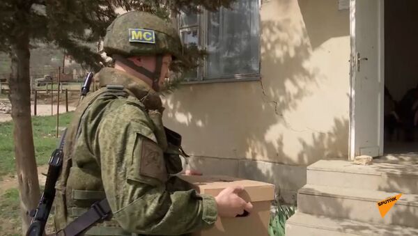 Российские миротворцы обеспечили доставку гумпомощи в Пирджавал Аскеранского района Карабаха - Sputnik Армения