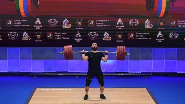 Тяжелоатлет Симон Мартиросян во время соревнований в весовой категории до 109 кг среди мужчин на чемпионате Европы по тяжелой атлетике (10 апреля 2021). Москвa - Sputnik Армения