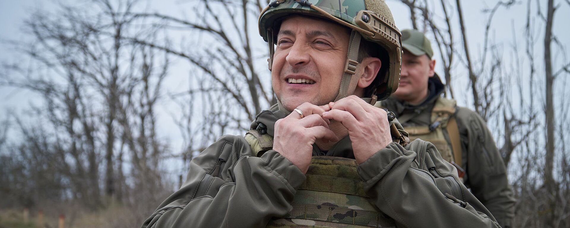Президент Украины Владимир Зеленский посетил позиции вооруженных сил вблизи линии соприкосновения в Донбассе (9 апреля 2021). Украина - Sputnik Армения, 1920, 21.07.2021