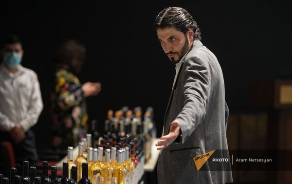 Специалист по алкоголю Влад Хачатрян на благотворительной выставке-продаже вина в Ереване - Sputnik Армения