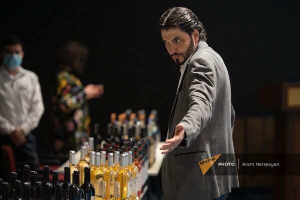Ալկոհոլային խմիչքների մասնագետ Վլադ Խաչատրյանը Երևանում գինու բարեգործական ցուցահանդես-վաճառքի ժամանակ - Sputnik Արմենիա