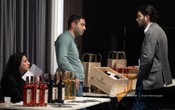 Специалист по алкоголю Влад Хачатрян (справа) на благотворительной выставке-продаже вина в Ереване - Sputnik Армения