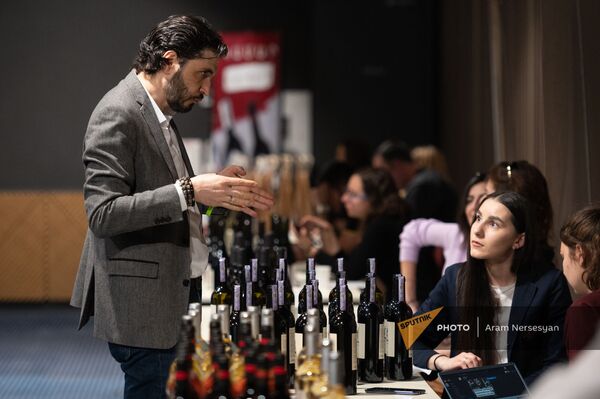 Специалист по алкоголю Влад Хачатрян на благотворительной выставке-продаже вина в Ереване - Sputnik Армения