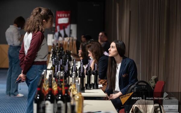 На благотворительной выставке-продаже вина в Ереване - Sputnik Армения