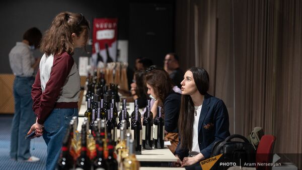 На благотворительной выставке-продаже вина в Ереване - Sputnik Արմենիա