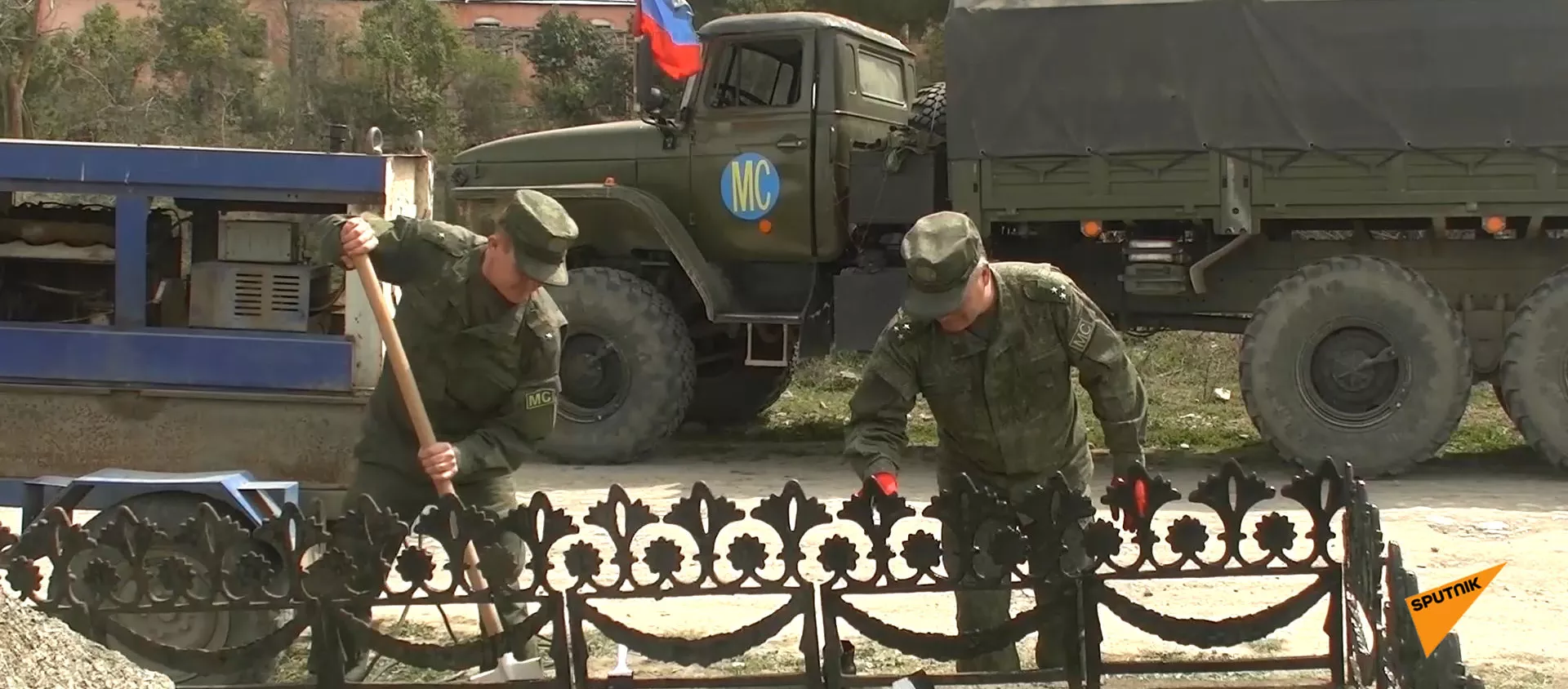 Российские миротворцы помогают восстановить памятник воинам ВОВ в Нюрагюхе - Sputnik Армения, 1920, 12.04.2021