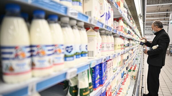 Покупатель в отделе молочных продуктов в супермаркете - Sputnik Армения