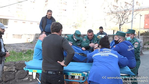 Спасатели помогли спустить упавшего с 4 этажа гражданина (12 апреля 2021). Еревaн - Sputnik Армения