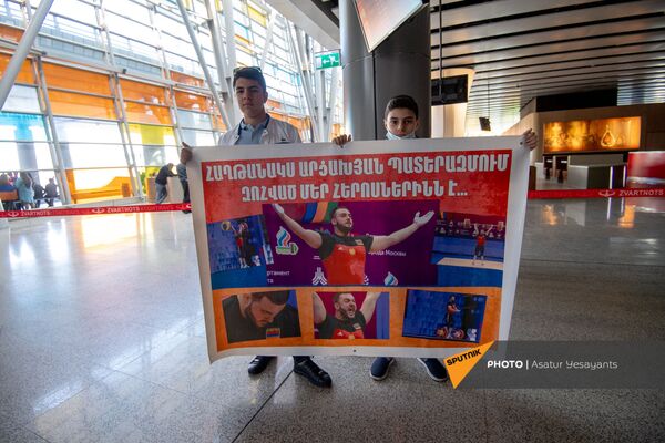 Болельщики с плакатом в поддержку армянских тяжелоатлетов - Sputnik Армения