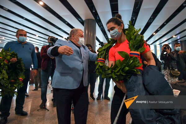Зампредседателя НОК Армении Дереник Габриелян встречает тяжелоатлетов в аэропорту Звартноц - Sputnik Армения