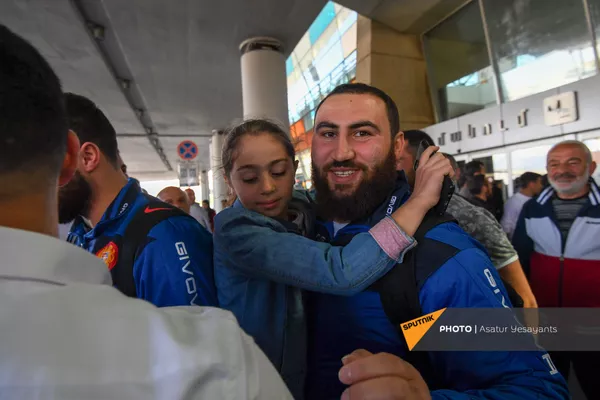 Завоевавший малое золото на Чемпионате Европы 2021 по тяжелой атлетике Симон Мартиросян радуется встрече с родными Завоевавший малое золото на Чемпионате Европы 2021 по тяжелой атлетике Симон Мартиросян радуется встрече с родными - Sputnik Армения