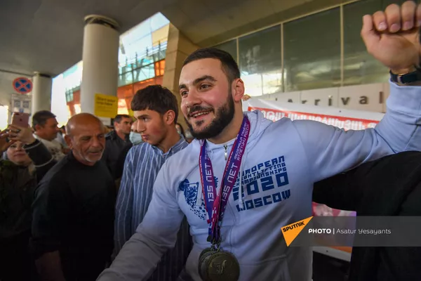 Самвел Гаспарян, занявший первое место в весе до 102 кг на Чемпионате Европы 2021 по тяжелой атлетике, здоровается со встречающими его болельщиками Самвел Гаспарян, занявший первое место в весе до 102 кг на Чемпионате Европы 2021 по тяжелой атлетике, здоровается со встречающими его болельщиками - Sputnik Армения