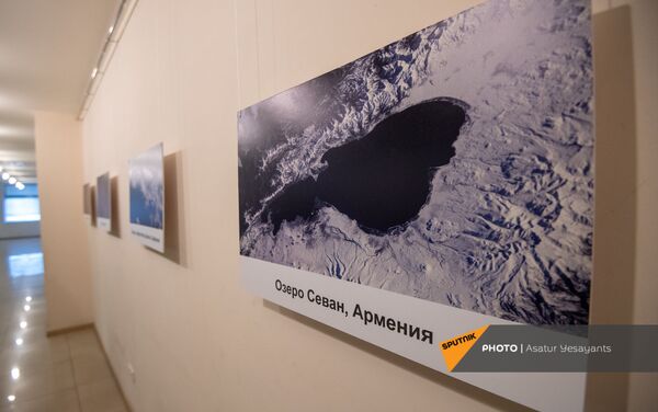 Космический снимок озера Севан на фотовыставке, приуроченной ко Дню космонавтики в МКДЦ Дом Москвы (12 апреля 2021). Еревaн - Sputnik Армения