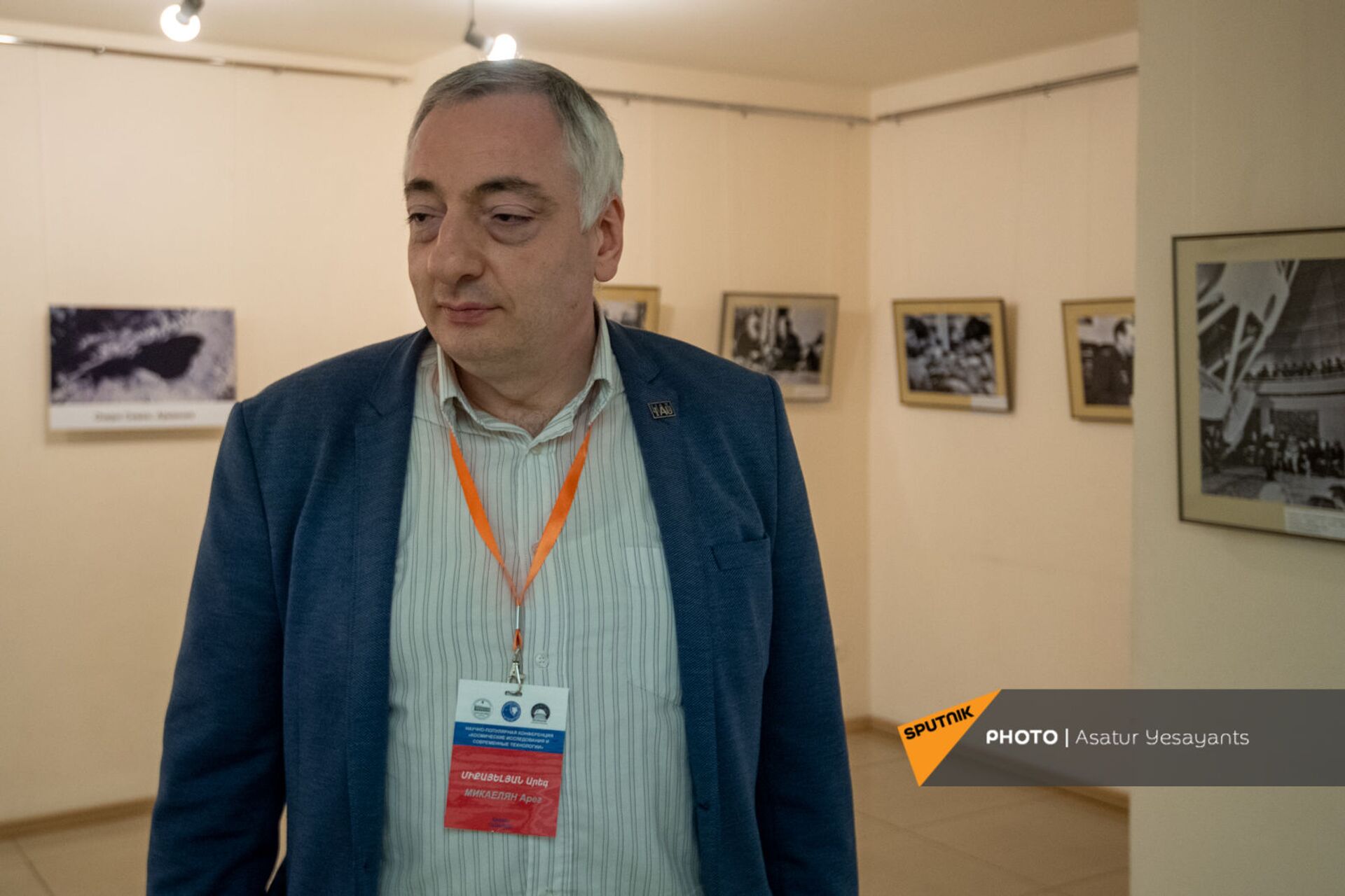 Директор Бюраканской астрофизической обсерватории Арег Микаелян на фотовыставке, приуроченной ко Дню космонавтики в МКДЦ Дом Москвы (12 апреля 2021). Еревaн - Sputnik Արմենիա, 1920, 06.05.2025