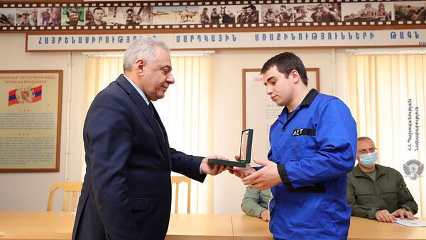 Министр обороны Вагаршак Арутюнян посетил Центральный клинический военный госпиталь МО РА (12 апреля 2021). Еревaн - Sputnik Армения