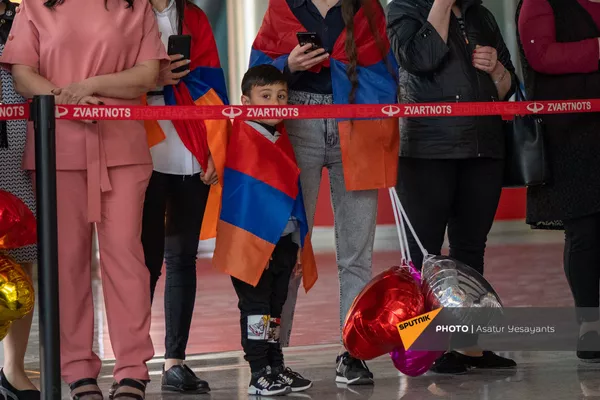 Болельщики и родные с национальными флагами встречают тяжелоатлетов в аэропорту Болельщики и родные с национальными флагами встречают тяжелоатлетов в аэропорту - Sputnik Армения
