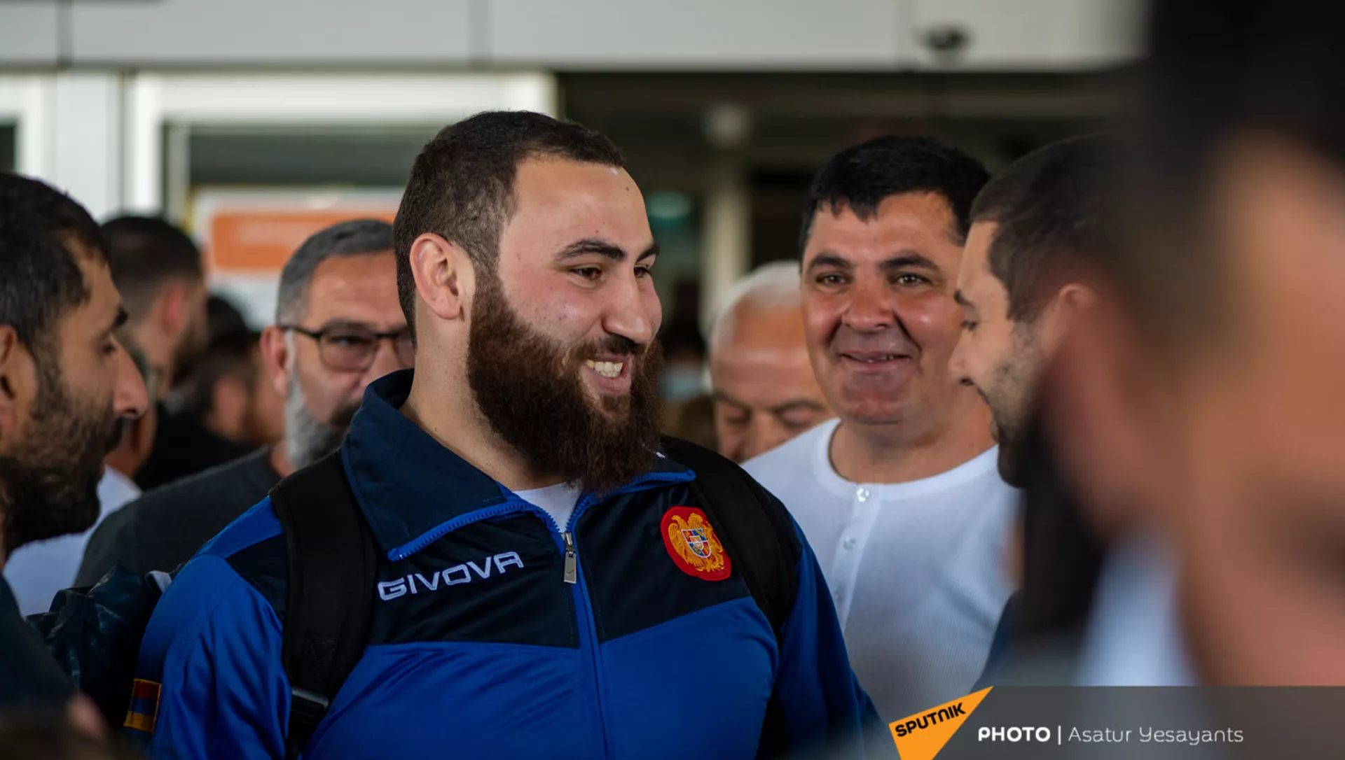 Завоевавший малое золото на Чемпионате Европы 2021 по тяжелой атлетике Симон Мартиросян в аэропорту Звартноц (12 апреля 2021). Еревaн