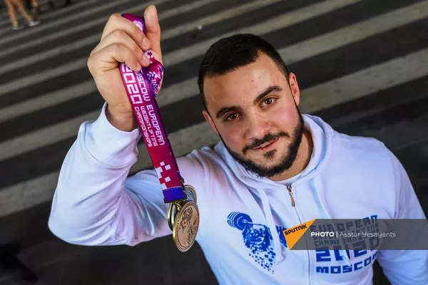 Самвел Гаспарян, занявший первое место в весе до 102 кг на Чемпионате Европы 2021 по тяжелой атлетике, показывает свои медали Самвел Гаспарян, занявший первое место в весе до 102 кг на Чемпионате Европы 2021 по тяжелой атлетике, показывает свои медали - Sputnik Армения