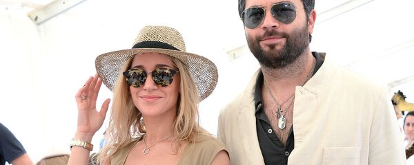 Юлия Ковальчук и Алексей Чумаков на скачках Гран-При Радио Монте-Карло (30 мая 2015). Москвa - Sputnik Армения