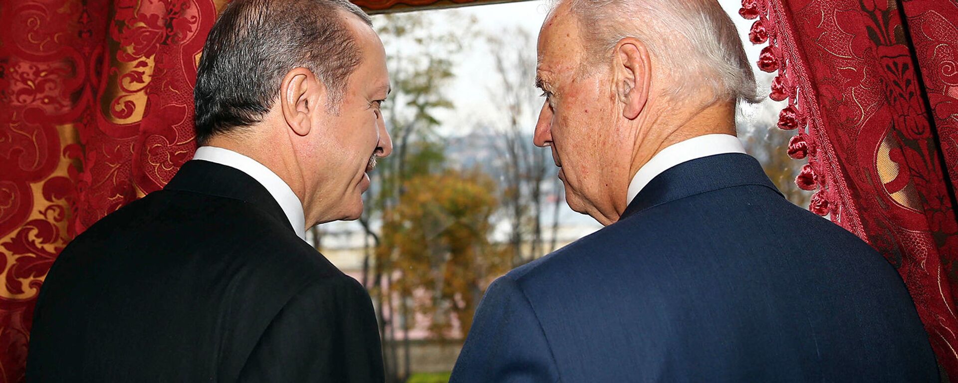 Беседа вице-президента США Джо Байдена с президентом Турции Реджепом Эрдоганом во дворце Бейлербейи (22 ноября 2014).  Стамбул - Sputnik Армения, 1920, 01.05.2021