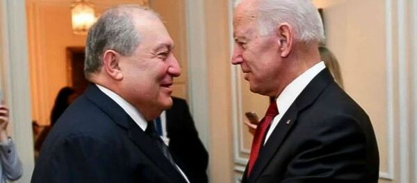 Президент Армении Армен Саркисян (слева) и Джо Байден - Sputnik Արմենիա