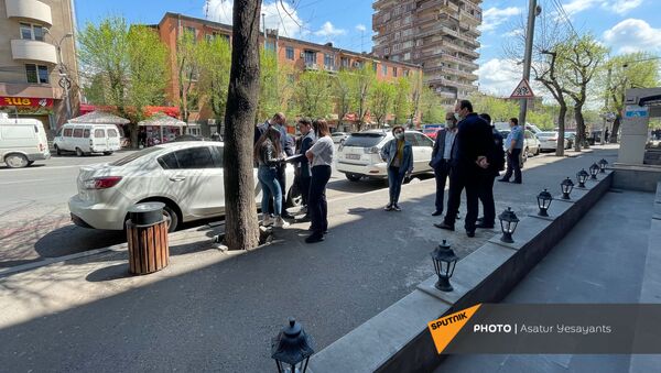 Сотрудники полиции на месте инцидента с пассажирами маршрутного такси (14 апреля 2021). Еревaн - Sputnik Армения