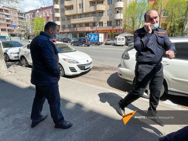 Сотрудники полиции на месте инцидента с пассажирами маршрутного такси (14 апреля 2021). Еревaн - Sputnik Армения