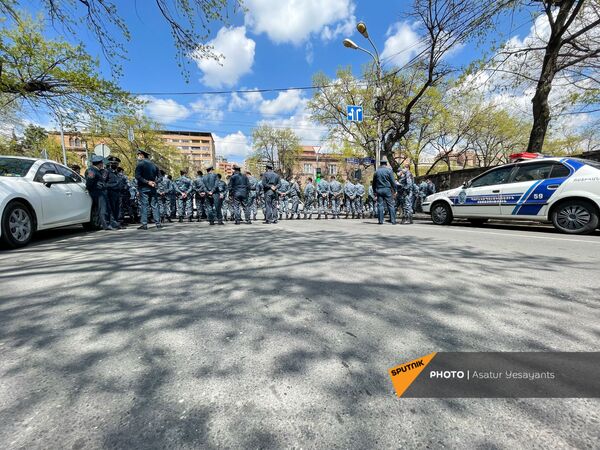 Сотрудники правоохранительных органов на улиц Демирчяна после информации о митинге оппозиции (14 апреля 2021). Еревaн - Sputnik Армения