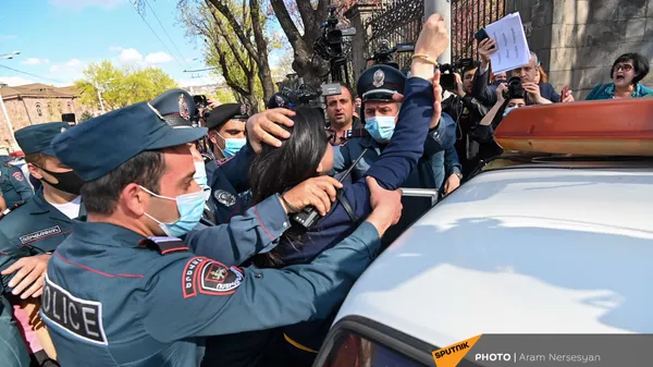 Полиция задерживает участников акции протеста на проспекте Баграмяна (14 апреля 2021). Еревaн - Sputnik Армения