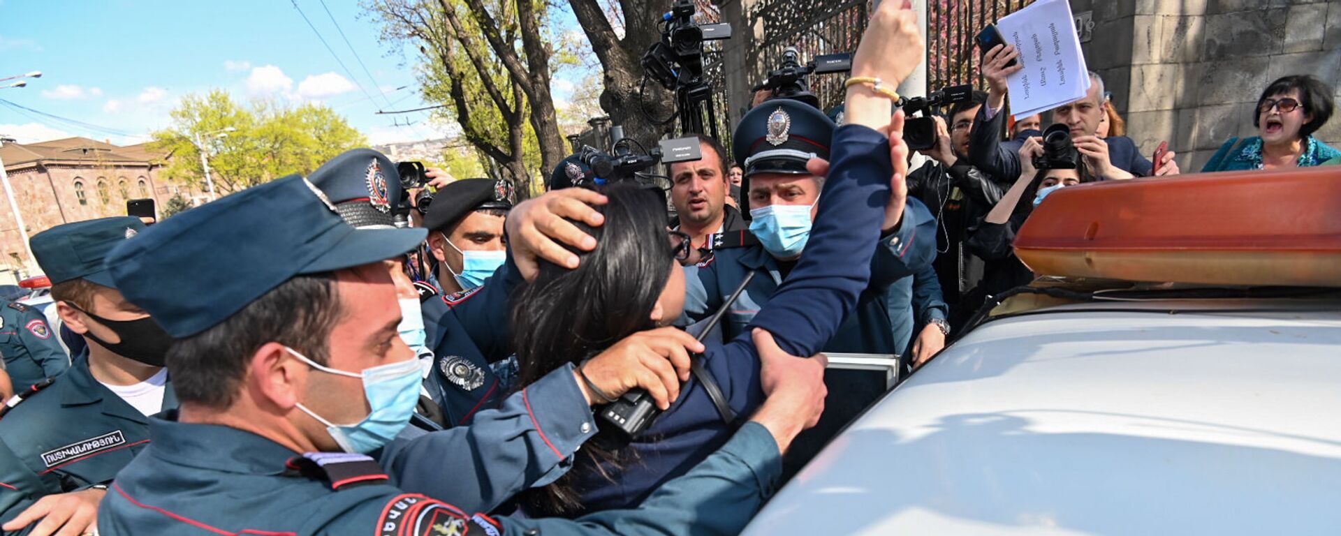 Полиция задерживает участников акции протеста на проспекте Баграмяна (14 апреля 2021). Еревaн - Sputnik Армения, 1920, 23.09.2021
