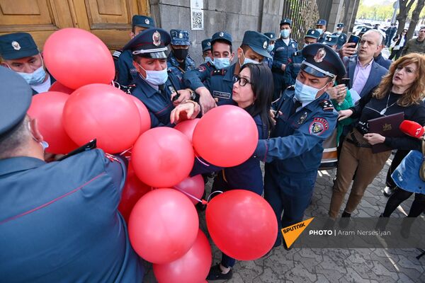Полиция задерживает участников акции протеста на проспекте Баграмяна (14 апреля 2021). Еревaн - Sputnik Армения