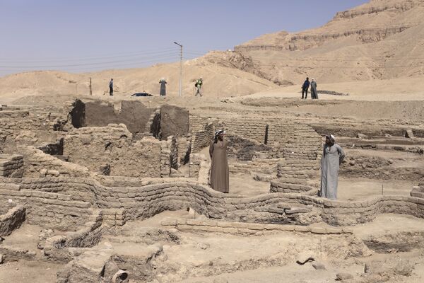 Раскопки на месте обнаруженного недалеко от Луксора золотого города в Верхнем Египте - Sputnik Армения