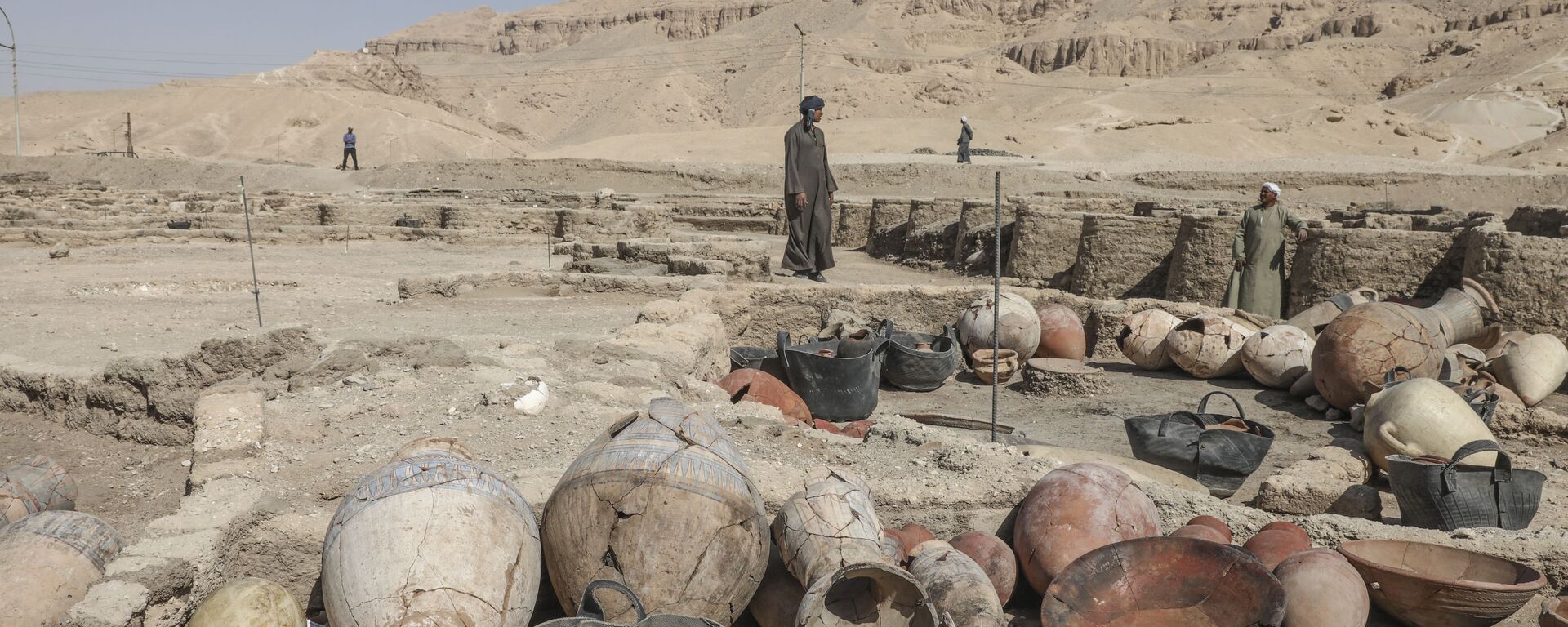 Раскопки на месте обнаруженного недалеко от Луксора золотого города в Верхнем Египте - Sputnik Армения, 1920, 21.09.2021
