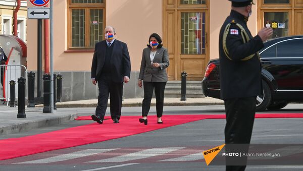 Церемония встречи президента Армении Армена Саркисяна с грузинской коллегой Саломе Зурабишвили во дворце Орбелиани (15 апреля 2021). Тбилиси - Sputnik Армения