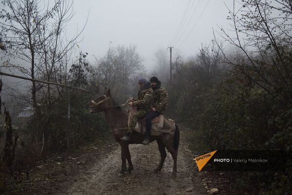 Мужчины на лошади на одной из улиц в селе Тагавард Мартунинского района (11 декабря 220). Карабах - Sputnik Армения