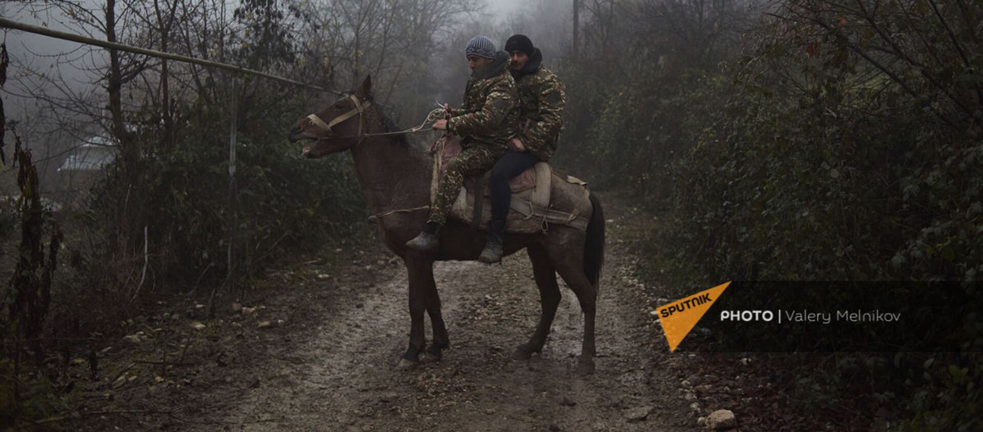 Мужчины на лошади на одной из улиц в селе Тагавард Мартунинского района (11 декабря 220). Карабах - Sputnik Армения, 1920, 10.03.2021