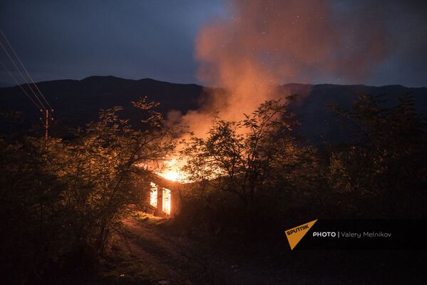 Քարվաճառը լքող բնակիչներն այրում են իրենց տները - Sputnik Արմենիա
