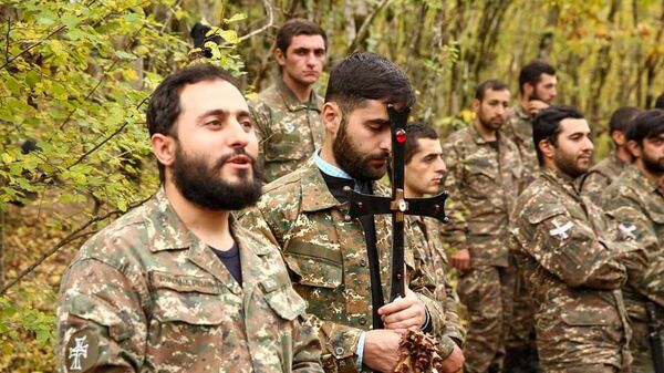 Дьякон Нарек Петросян с военнослужащими - Sputnik Армения