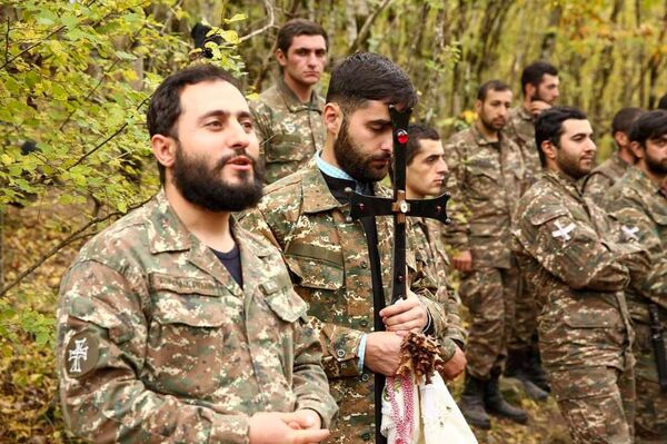 Дьякон Нарек Петросян с военнослужащими - Sputnik Армения