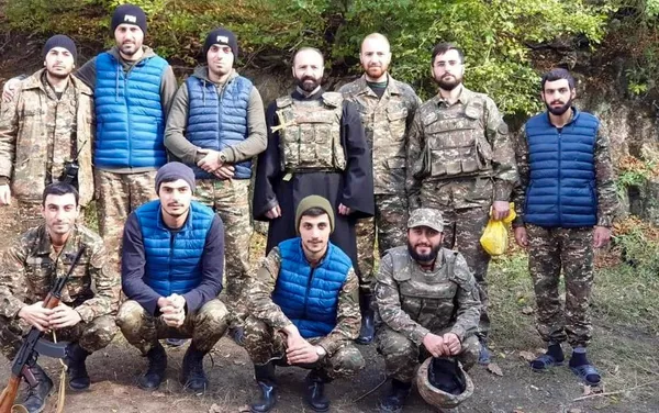 Дьякон Нарек Петросян с военнослужащими Дьякон Нарек Петросян с военнослужащими - Sputnik Армения