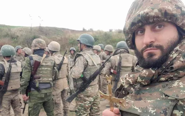 Дьякон Нарек Петросян с военнослужащими Дьякон Нарек Петросян с военнослужащими - Sputnik Армения