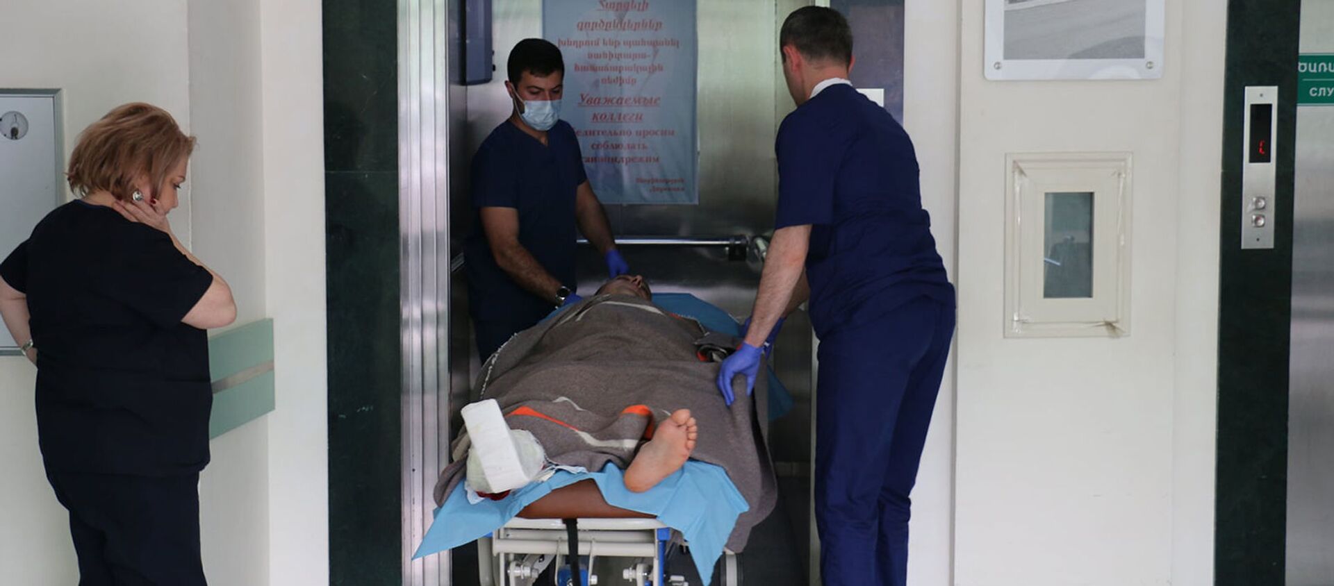 Медики транспортируют получившего ранение спасателя ГСЧС МВД Карабаха в республиканской больнице  - Sputnik Армения, 1920, 15.04.2021