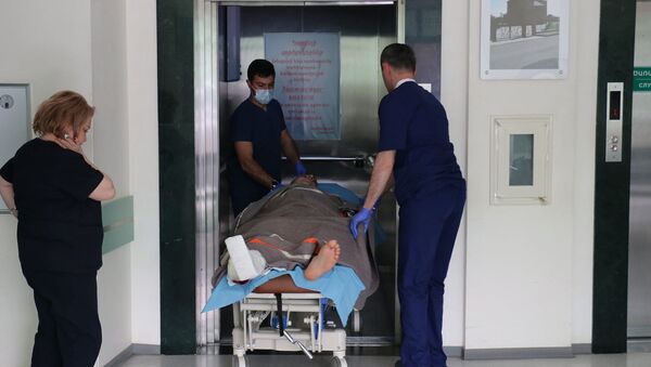 Медики транспортируют получившего ранение спасателя ГСЧС МВД Карабаха в республиканской больнице  - Sputnik Արմենիա
