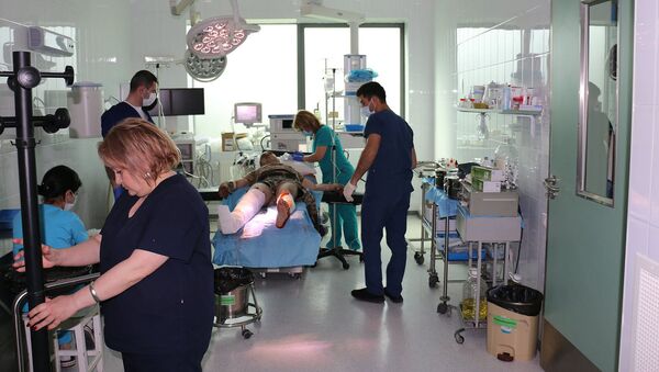 Получивший ранение спасатель ГСЧС МВД Карабаха в республиканской больнице - Sputnik Армения