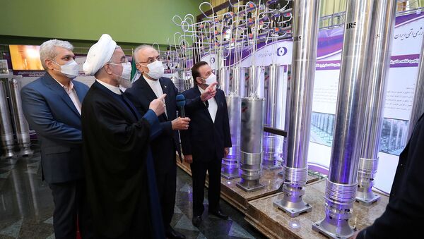 Президент Ирана Хасан Роухани рассматривает новые ядерные достижения Ирана во время Национального дня ядерной энергии страны (10 апреля 2021). Тегеран - Sputnik Армения