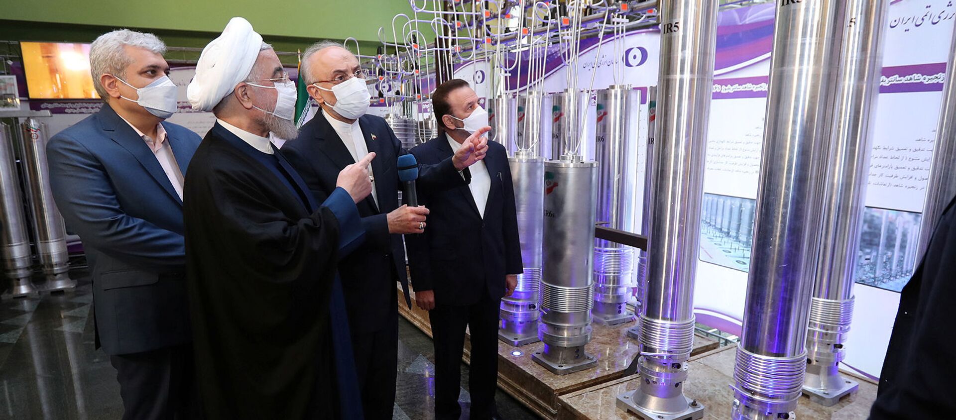 Президент Ирана Хасан Роухани рассматривает новые ядерные достижения Ирана во время Национального дня ядерной энергии страны (10 апреля 2021). Тегеран - Sputnik Армения, 1920, 15.04.2021
